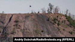 Позиції та прапор ДНР на териконі поблизу окупованої Горлівки, де 30 вересня загинули троє дітей