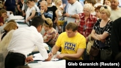 Голосування на одній з виборчих дільниць у Києві