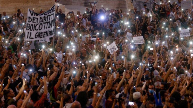 Mii de persoane au protestat la Roma față de obligativitatea vaccinării