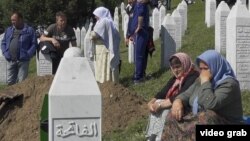 Сребреница қырғыны кезінде өлген туыстарын еске алып отырған босниялықтар.