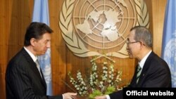 Посол Юрій Сергеєв (зліва) і Генсек ООН Пан Ґі Мун.