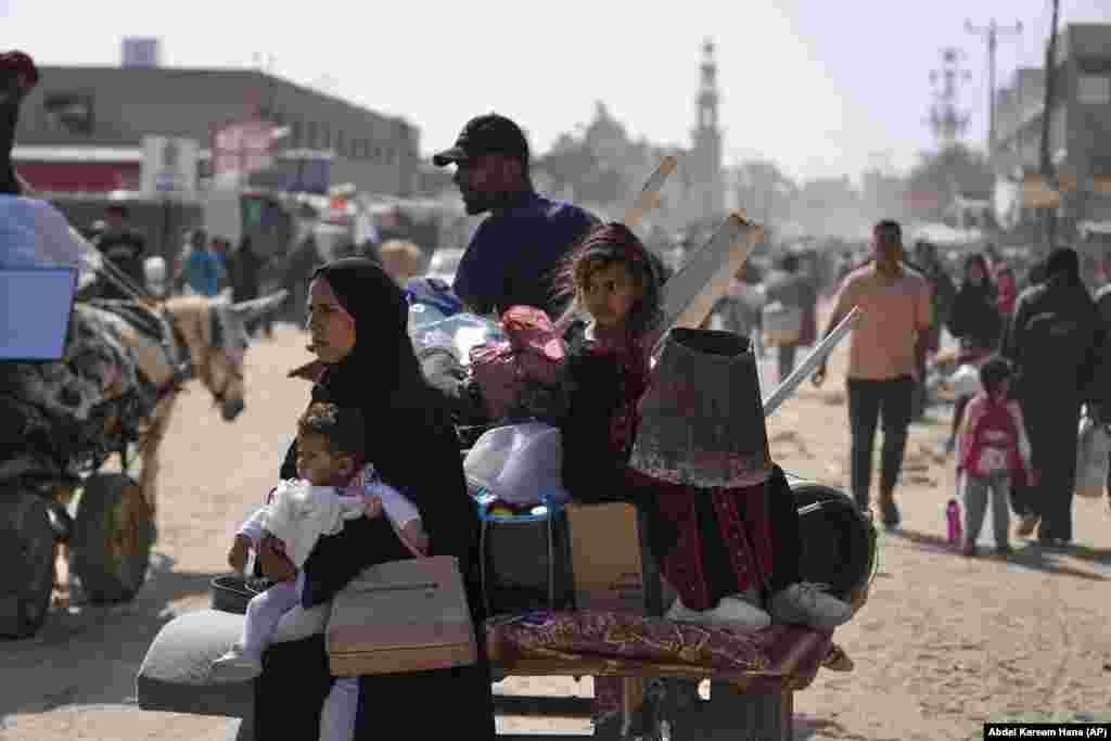 Një familje palestineze duke ikur, më 19 maj.