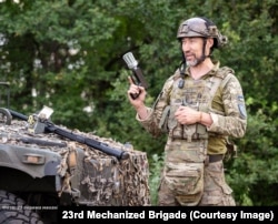 A Ukrainian soldier with a Ptashka net gun.