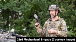 Əlində "Ptaşka" toratan qurğusu olan ukraynalı hərbçi