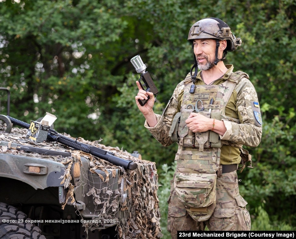 Një ushtar ukrainas me një armë rrjetë Ptashka.