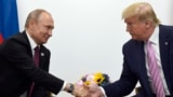 Путін (ліворуч) і Трамп (праворуч) тиснуть руки під час двосторонньої зустрічі на полях саміту G-20 в Осаці, Японія, 28 червня 2019 року