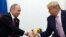 Путін (ліворуч) і Трамп (праворуч) тиснуть руки під час двосторонньої зустрічі на полях саміту G-20 в Осаці, Японія, 28 червня 2019 року