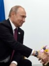 Путін (ліворуч) і Трамп (праворуч) тиснуть руки під час двосторонньої зустрічі на полях саміту G-20 в Осаці, Японія, 28 червня 2019 року