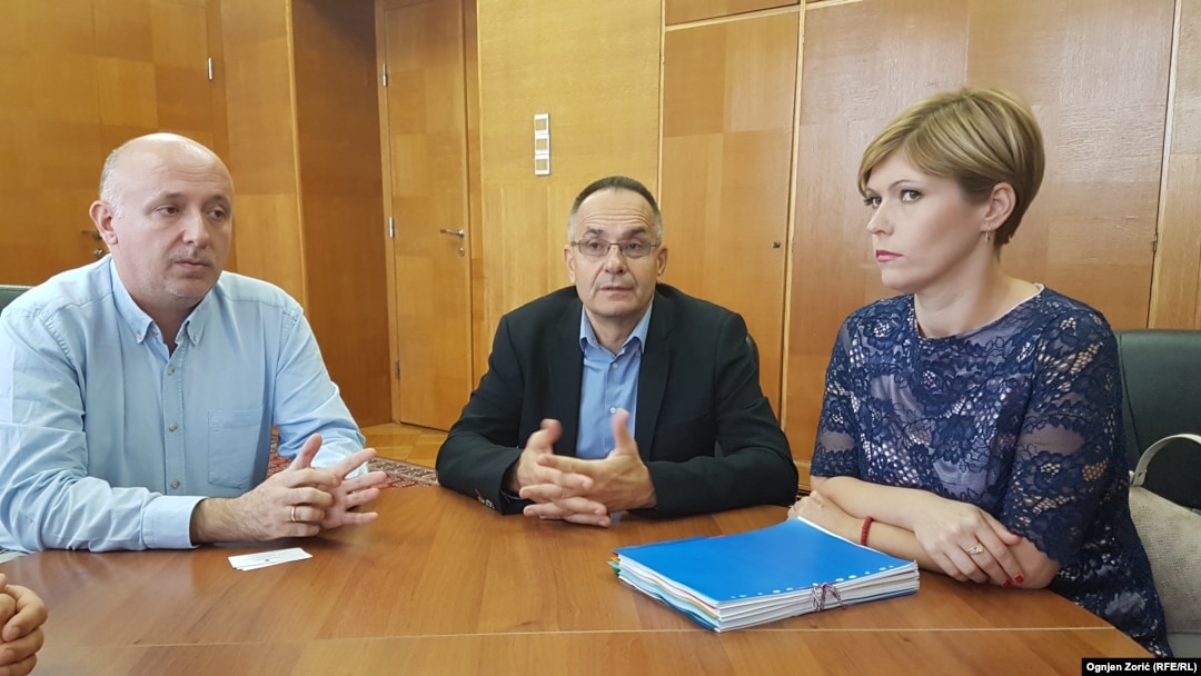 Doktor Borko Josifovski (u sredini), sa svojim timom na sastanku sa predstavnicima Ministarstva zdravlja