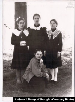 საბჭოთა პერიოდის სასკოლო ფორმა - ფოტო ეროვნული ბიბლიოთეკის არქივიდან