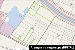 В синьо е оцветен имотът, за който "АЕЦ-Козлодуй" иска да плати по 3300 лв. за кв. м и да апортира в "АЕЦ Козлодуй - Нови мощности". Със зелено са очертани имотите, които "АЕЦ Козлодуй - Нови мощности" придобива за 3 лв. и 29 ст. квадратния метър през август.