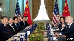  Președintele american Joe Biden (dreapta) se întâlnește cu președintele chinez Xi Jinping (stânga) la summitul Cooperării Economice Asia-Pacific (APEC), la Woodside, California - 15 noiembrie 2023.