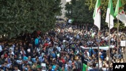 Alžirci skandiraju slogane i mašu državnim zastavama tokom protestnog skupa, oko 570 kilometara zapadno od glavnog grada Alžira, 1. mart. 2019. godine 