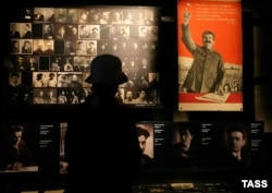 Портреты жертв "большого террора" и плакат со Сталиным в музее в Тбилиси.