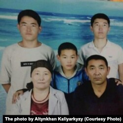 Семья Алтынхан Калияркызы на фотографии, сделанной еще в Китае.