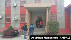 У здания следственной тюрьмы на окраине Алматы.