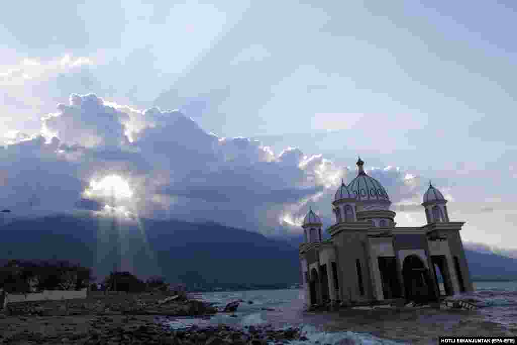 A damaged mosque stands near Talise Beach in the Indonesian city of Palu, days after it was inundated by a tsunami that killed more than 1,400 people. (epa-EFE/Hotli Simanjuntak)