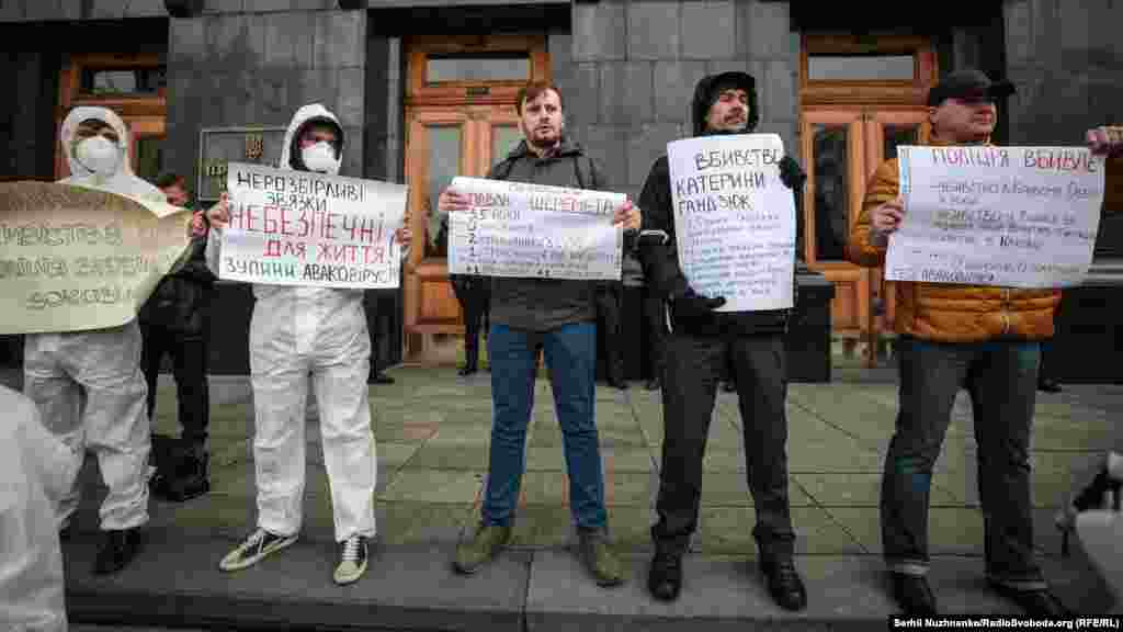 Учасники акції заявили про нерозслідування нападів на громадських активістів і журналістів, зокрема, вбивства херсонської активістки Катерини Гандзюк і журналіста Павла Шеремета