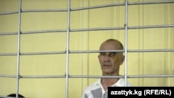 Азимжон Аскаров, правозащитник, отвечает на вопросы судьи. Ноокен, 6 сентября 2010 года.