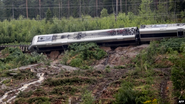 Treni doli nga binarët në hekurudhën mes Iggesund dhe Hudiksvall në Suedi.