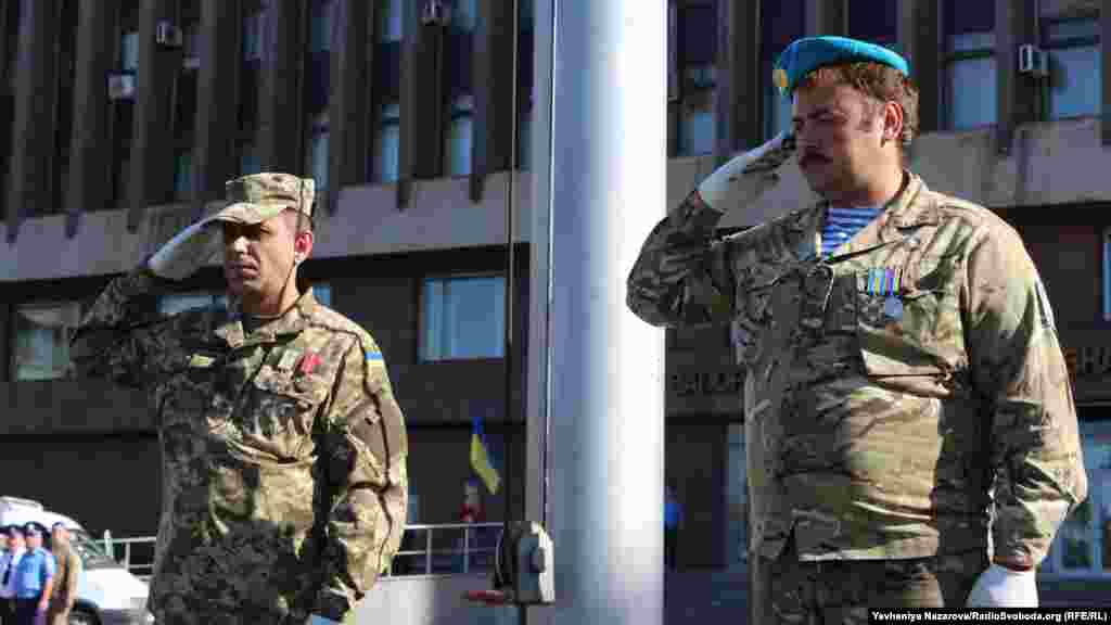 Підняти Державний прапор було доручено ветеранам АТО &ndash; демобілізованому бійцеві 79-ї окремої аеромобільної бригади В&rsquo;ячеславу Зайцеву та колишньому командирові 23-го окремого мотострілецького батальйону Русланові Кульці