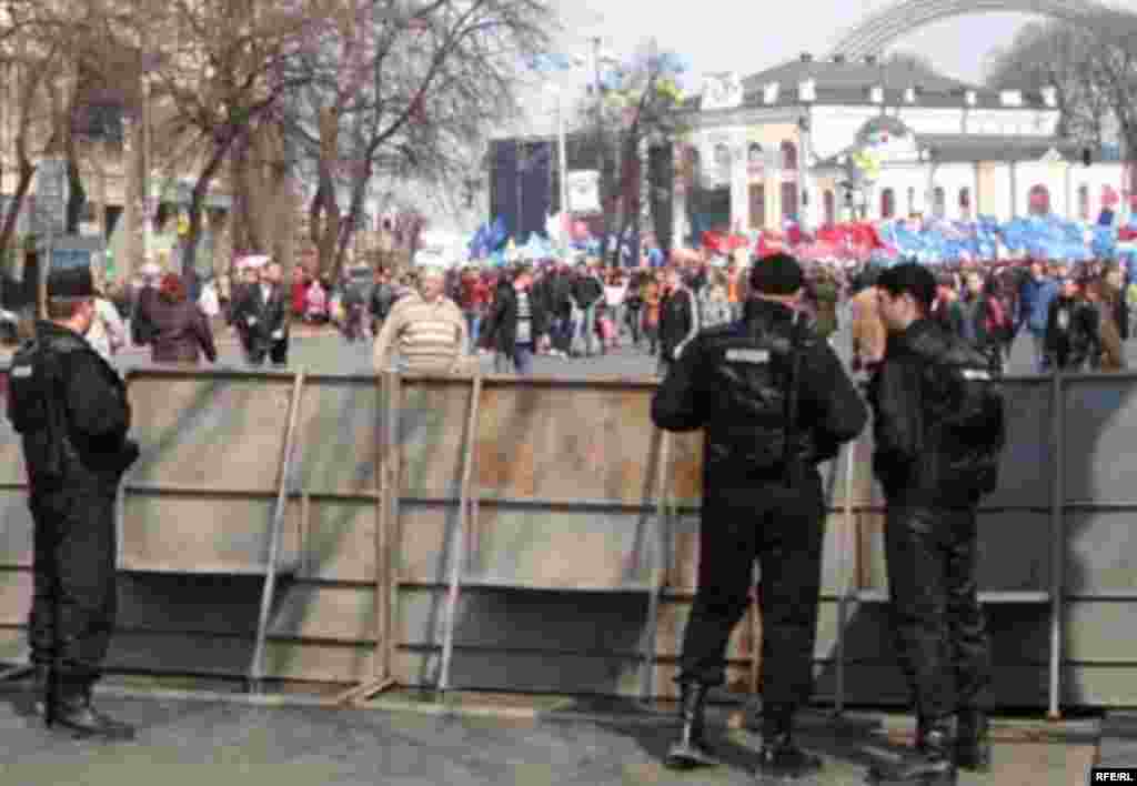 Police Protection - The rival rallies took place only 300 meters away from each other, but a police cordon kept them apart. (photo: RFE/RL)