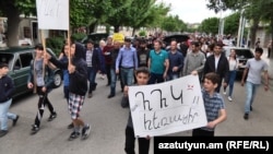 Արարատցիները երթով գալիս են Երևան՝ միանալու զանգվածային հավաքներին, 30-ը ապրիլի, 2018թ.