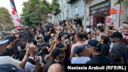 რუსთაველის გამზირზე დემონსტრანტები პროტესტს განაგრძობენ.