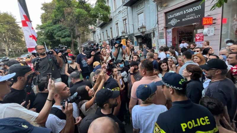 რუსთაველზე კიდევ რამდენიმე ადამიანი დააკავეს - პოლიცია მოქალაქეებს პარლამენტის წინ გადასვლისკენ მოუწოდებს