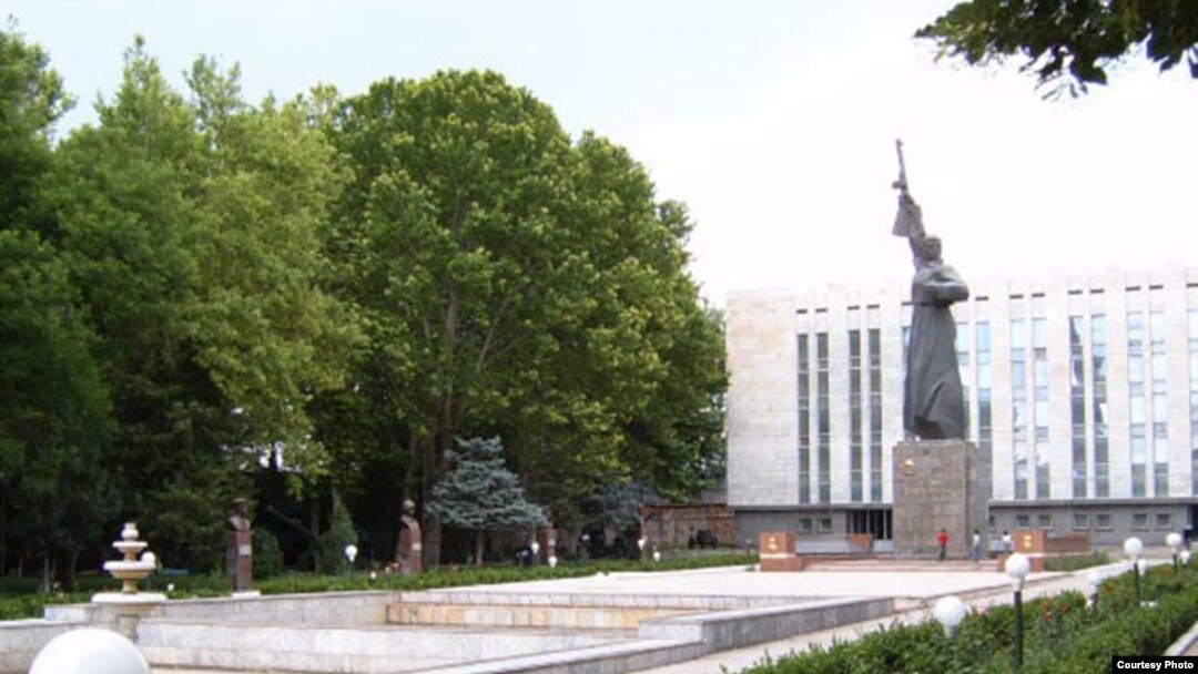 Монумент Защитнику Родины в Ташкенте. Демонтирован 22 ноября 2009 