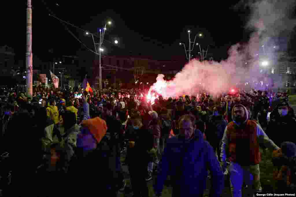 A fost a doua noapte de protest în București față de noile măsuri care au intrat în vigoare de duminică.