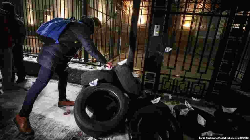Ввечері 25 листопада активісти зібралися під стінами російського посольства у Києві. Несли туди, зокрема, паперові човни на знак підтримки українських Військово-морських сил