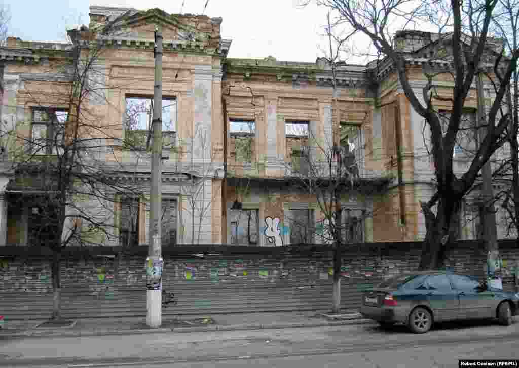 The Tatar community in Simferapol is seeking to build a cultural center in this ruined building, although their application has been challenged by an organization of Russian women.