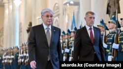 Қазақстан президенті Қасым-Жомарт Тоқаев және Чехия премьер-министрі Андрей Бабиш. Астана, 29 сәуір, 2026 жыл. 
