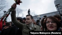 Незарегистрированные кандидаты в депутаты Мосгордумы Илья Яшин и Юлия Галямина на митинге оппозиции в Москве