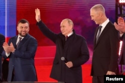 Справа налево: Владимир Сальдо, Владимир Путин и Денис Пушилин на концерте, посвященном аннексии Россией оккупированных территорий Украины. Москва, 30 сентября 2022 года