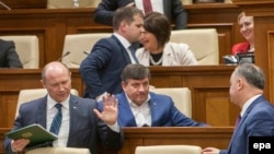 În Parlament, înaintea votului privind demisia guvernului Streleț