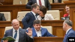 Pemierul Valeriu Streleț refuză să stea de vorbă cu liderul socialist Igor Dodon, după discursul său în Parlamentul de la Chișinău, 29 octombrie 2015