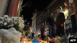 Građani BiH pale svijeće za žrtve norveške tragedije ispred Ambasade Norveške u Sarajevu, 24. jul 2011.