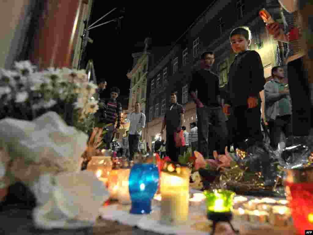 BiH - Građani Sarajeva odaju počast poginulima, ispred Ambasade Norveške, 24.07.2011. Foto: AFP / Elvis Barukčić 