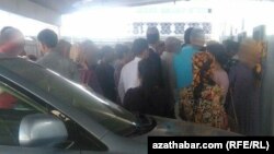 Maryda, Lebapda, Daşoguzda ilat kartlaryna geçirilen pullaryny alyp bilmeýär