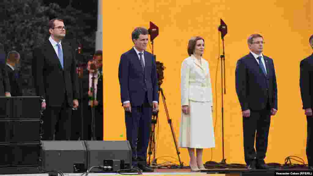De pe scena amplasată în Piața Marii Adunări Naționale au urmărit parada președinta Maia Sandu, alături de invitatul său, președintele român Nicușor Dan, premierul Vasile Tofan (stânga) și președintele Parlamentului, Igor Grosu.<br><br>