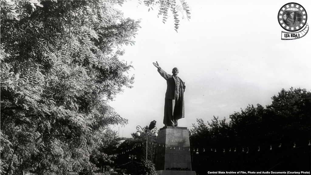 Памятник советскому вождю Ленину возле Дома правительства. Фото 1964 года. Монумент был создан&nbsp;знаменитым&nbsp;московским скульптором Евгением Вучетичем, автором памятника Воину-освободителю в берлинском Трептов-парке. В качестве места была выбрана тогдашняя площадь Цветов (позже сменившая название на площадь Ленина), расположенная рядом со строящимся зданием будущего Дома правительства (сейчас это здание Казахстанско-Британского технического университета). Памятник торжественно открыли 6 ноября 1957 года. В начале 1990-х памятник сняли с постамента и перевезли вместе с другими демонтированными статуями советских лидеров в сквер за кинотеатром &laquo;Сары-Арка&raquo; в спальном районе города. В 1997 году на постаменте, где простоял Ленин, установили памятник Маншук Маметовой и Алие Молдагуловой, двум казахским девушкам, героически погибшим на фронтах Второй мировой войны.&nbsp; 
