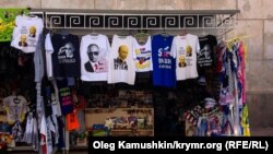 Торговля футболками с изображениями Владимира Путина в Крыму