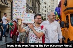 Victor Ciobotaru (stânga) și Florin Buhuceanu la un marș gay-pride în București, în iunie 2019.