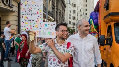 Bucurie într-un CLUB DE GAY din Bucureşti, după eşecul Referendumului. Nu  există familie tradiţională, tradiţional este porcul