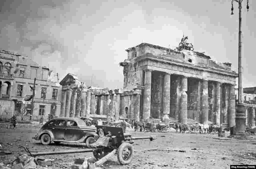 Berlinin ən məşhur simvollarından olan Brandenburg Qapısı müharibədə dağıdılmışdı. 2000-2002-ci illərdə Brandernburg Qapısı tam yenidən qurulub, əvvəlki görünüşünə qaytarılıb.