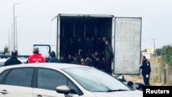 Мигрантите, превозвани в хладилния камион, са открити живи, а осем от тях са били с дихателни проблеми