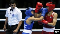 Türkmenistanly boks emini Işanguly Meretnyýazov (çepde) ýaponiýaly bokusçy Satoşi Şimizunyň (sagda) we azerbaýjanly atlet Magomed Abdulhamidowyň (merkezde) bäsleşigini synlaýar.