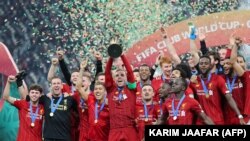 Англискиот играч од средниот ред на Ливерпул, Џордан Хендерсон го крева трофејот откако го освои финалниот фудбалски натпревар на Светскиот куп во ФИФА Клуб 2019 година меѓу англискиот Ливерпул и бразилскиот Фламенго на Меѓународниот стадион Калифа во главниот град на Катар
